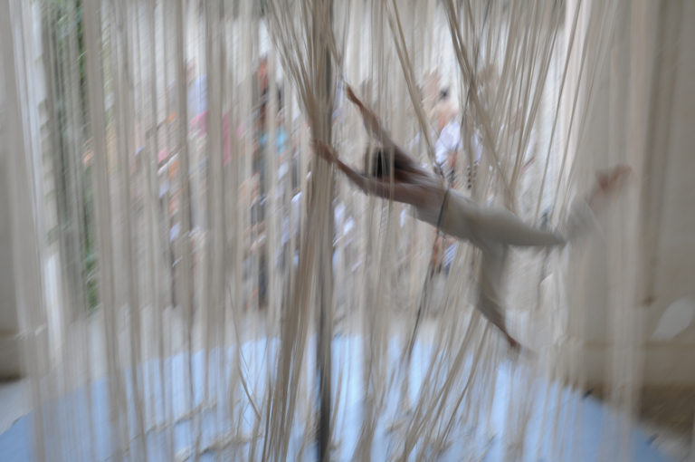 Fileuse - Cie Lunatic © Chloé Cassagnes
